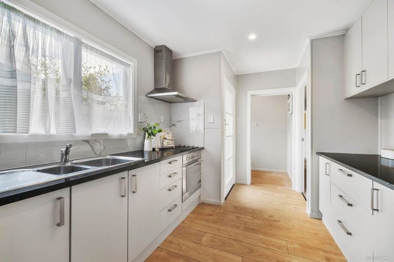 Photo of property in 10 Kaikoura Street, Henderson, Auckland, 0612