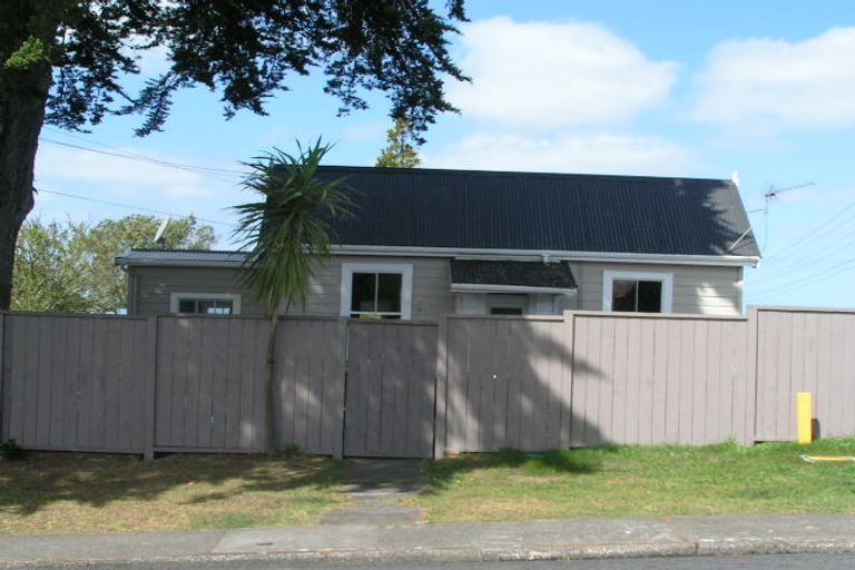 Photo of property in 3/23a Gladstone Road, Northcote, Auckland, 0627