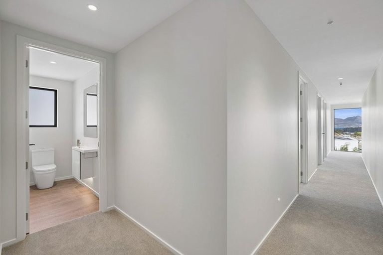Photo of property in 6 Red Deer Rise, Kelvin Heights, Queenstown, 9300