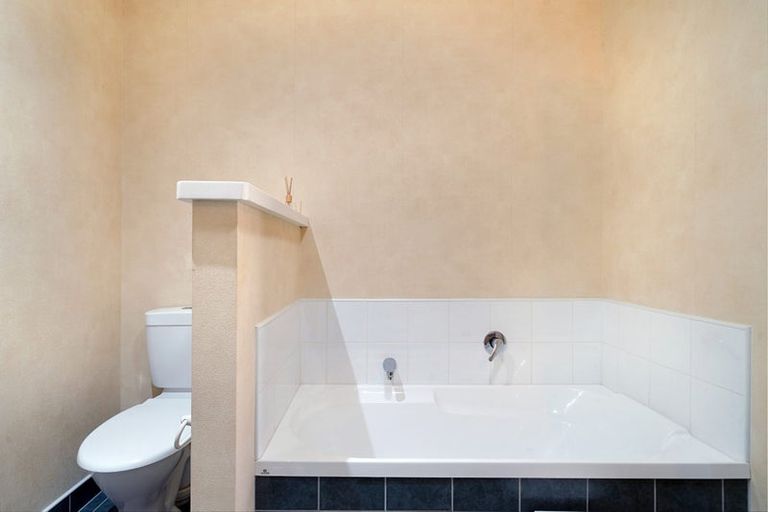 Photo of property in 10 Dainton Place, New Lynn, Auckland, 0600