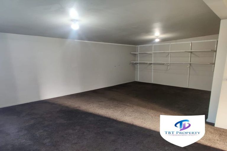 Photo of property in 2/41 Challen Close, Conifer Grove, Takanini, 2112