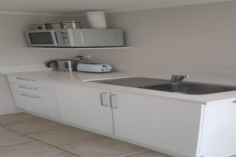 Photo of property in 37 John Dee Crescent, Red Beach, 0932