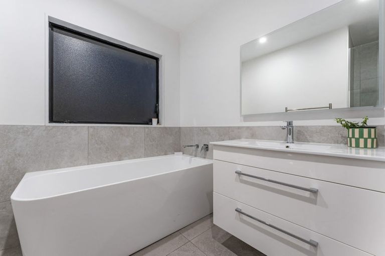 Photo of property in 2/18 Atlantis Place, Totara Vale, Auckland, 0629