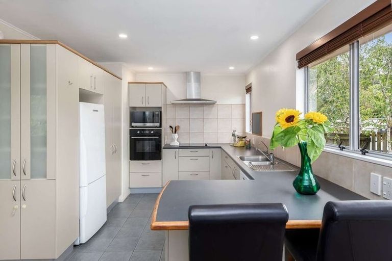 Photo of property in 135 Aviemore Drive, Highland Park, Auckland, 2010