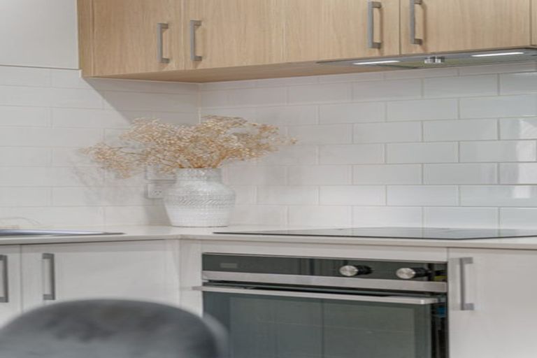 Photo of property in 2/4 Harry Ward Place, Henderson, Auckland, 0610