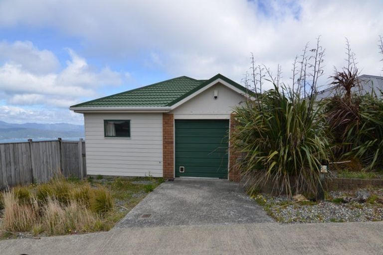 Photo of property in 6a Sunhaven Drive, Newlands, Wellington, 6037