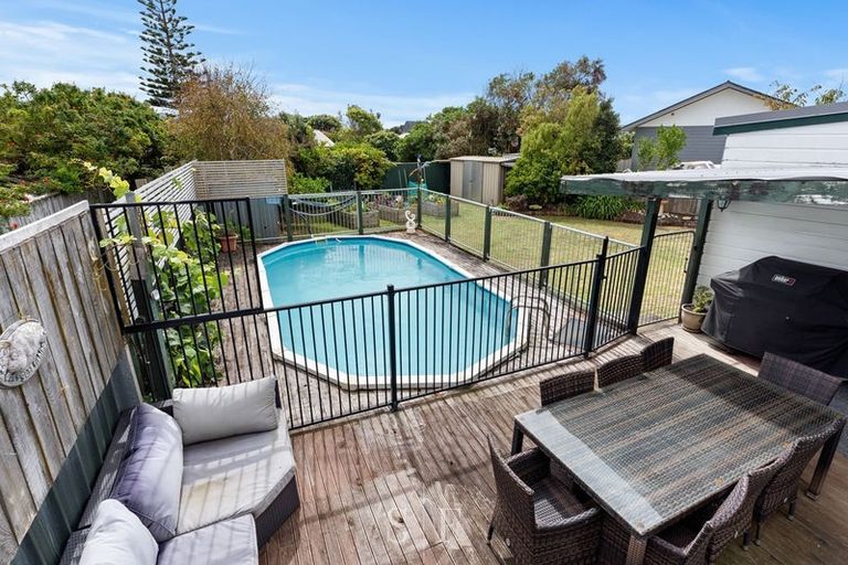 Photo of property in 33 Olive Terrace, Paraparaumu Beach, Paraparaumu, 5032