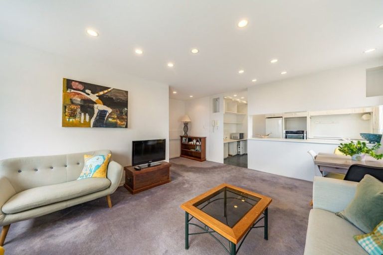 Photo of property in Grosvenor Flats, 19 Cottleville Terrace, Thorndon, Wellington, 6011
