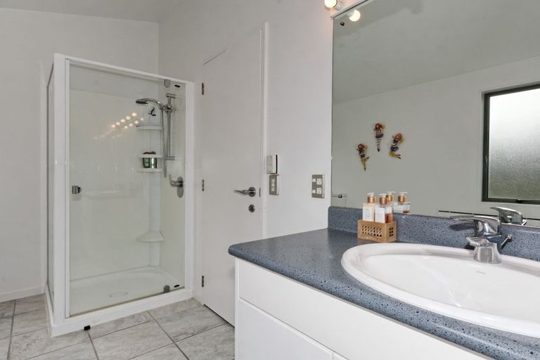 Photo of property in 11a Woodfern Crescent, Titirangi, Auckland, 0604