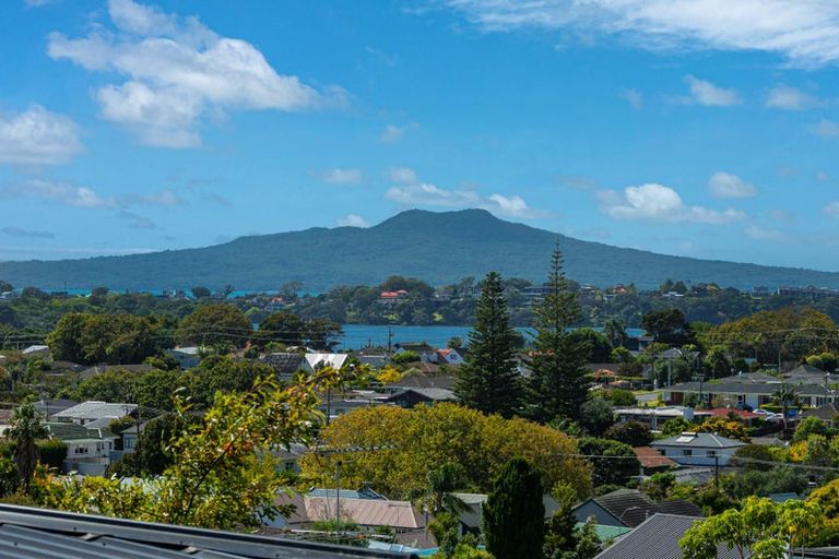 Photo of property in 39b Forrest Hill Road, Milford, Auckland, 0620
