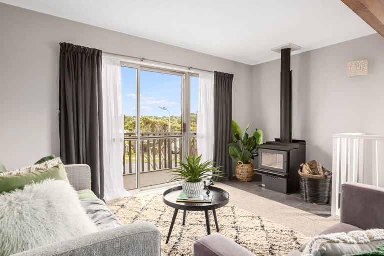 Photo of property in 40 Omapere Street, Whitby, Porirua, 5024