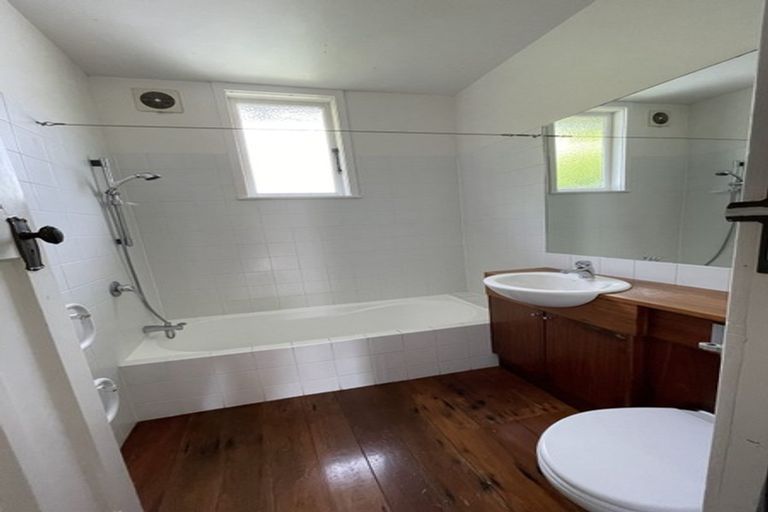 Photo of property in 1 Hungerford Road, Lyall Bay, Wellington, 6022