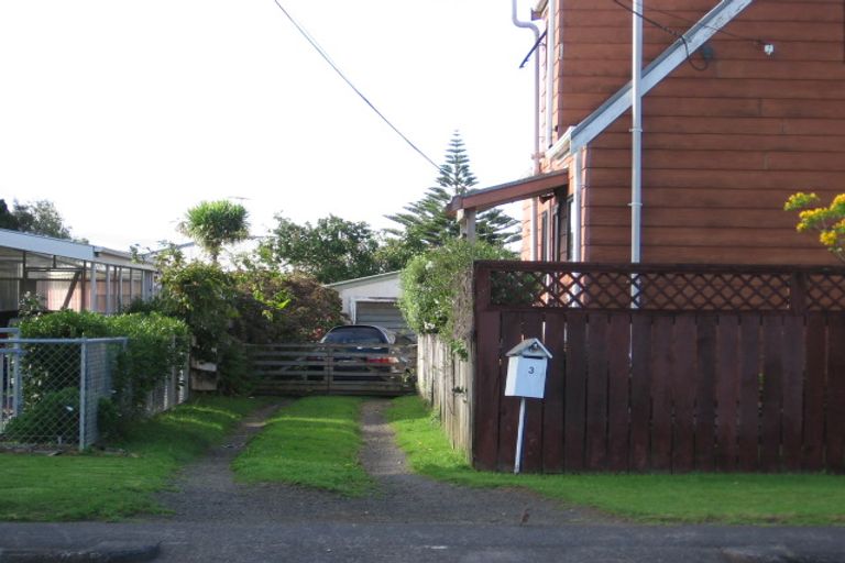 Photo of property in 1/3 Gloria Avenue, Te Atatu Peninsula, Auckland, 0610