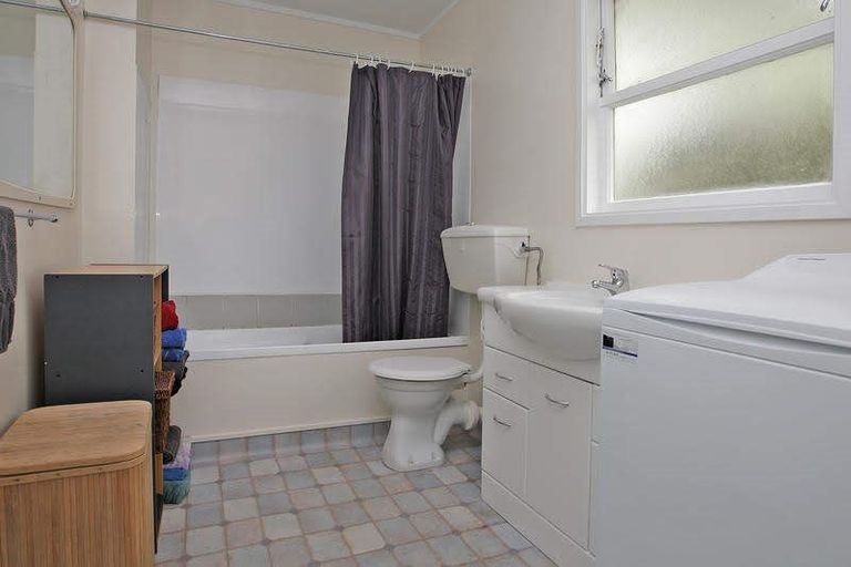 Photo of property in 2/330 Queens Drive, Lyall Bay, Wellington, 6022