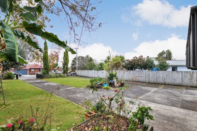 Photo of property in 27 Humphrey Kemp Avenue, Henderson, Auckland, 0612