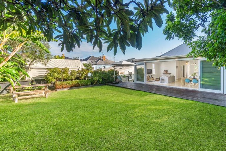 Photo of property in 15 Saint Leonards Road, Devonport, Auckland, 0624