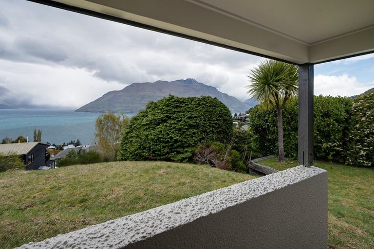 Photo of property in 67 Wynyard Crescent, Fernhill, Queenstown, 9300