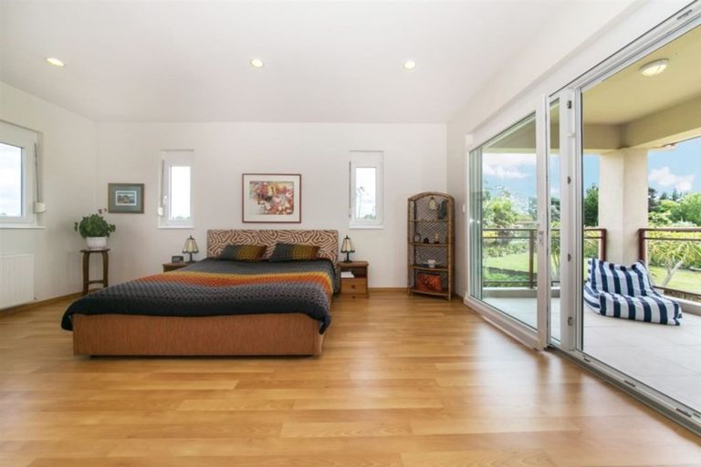 Photo of property in 32 Red Hills Road, Massey, Auckland, 0614