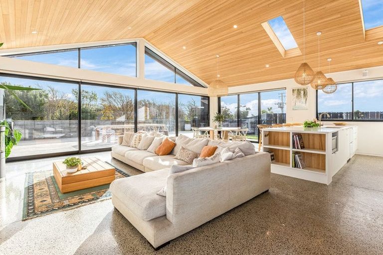 Photo of property in 58 Muri Road, Pukerua Bay, 5026