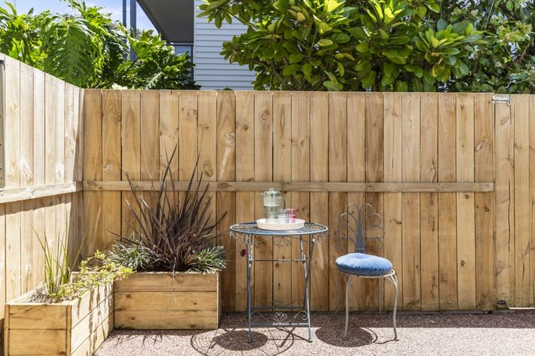 Photo of property in 2/25 Inverness Road, Browns Bay, Auckland, 0630