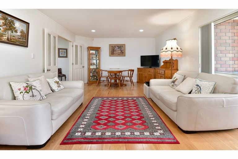 Photo of property in 110 Lakeside Drive, Orewa, 0931