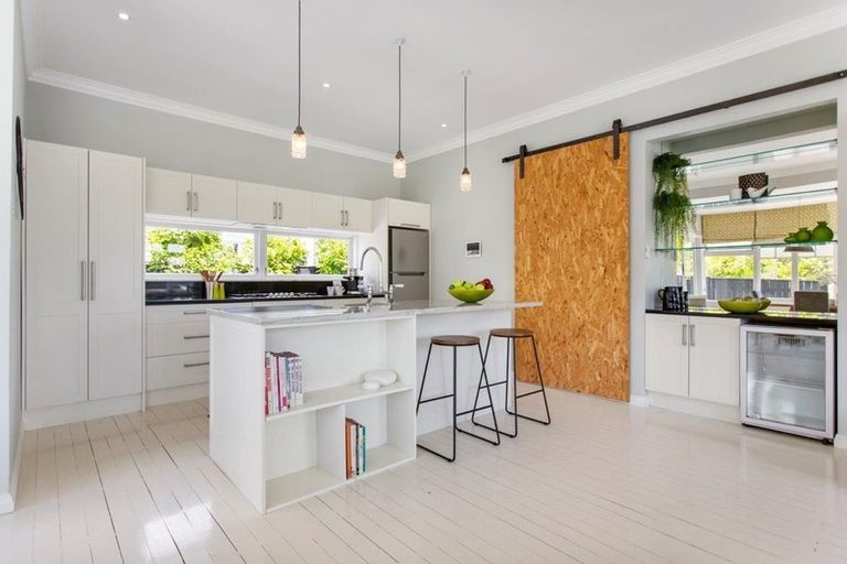 Photo of property in 36 Matapouri Road, Mangere Bridge, Auckland, 2022