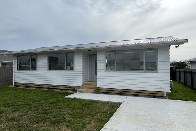 Photo of property in 102 Ryder Crescent, Levin, 5510