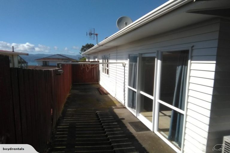 Photo of property in 23b Somes Crescent, Newlands, Wellington, 6037