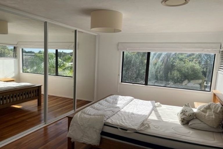 Photo of property in 1/28 Sandown Road, Rothesay Bay, Auckland, 0630