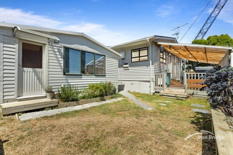 Photo of property in 5 Mavis Place, Beach Haven, Auckland, 0626