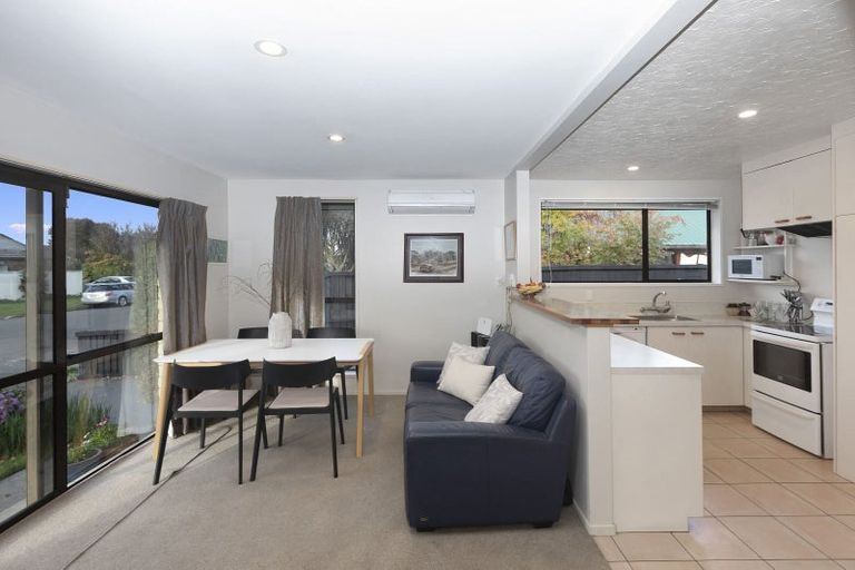 Photo of property in 9 Harkness Place, Avonhead, Christchurch, 8042