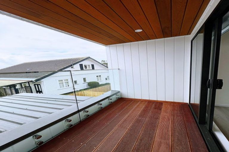 Photo of property in 12e Elcoat Avenue, Te Atatu South, Auckland, 0610