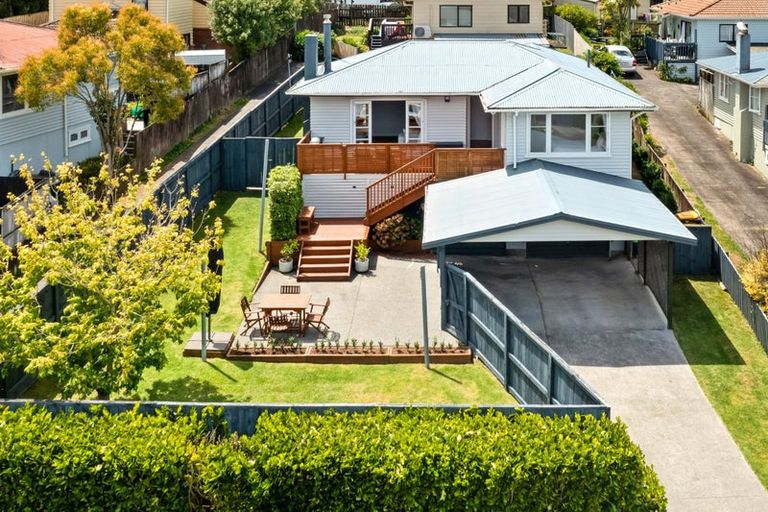 Photo of property in 15 Gill Avenue, Te Atatu Peninsula, Auckland, 0610