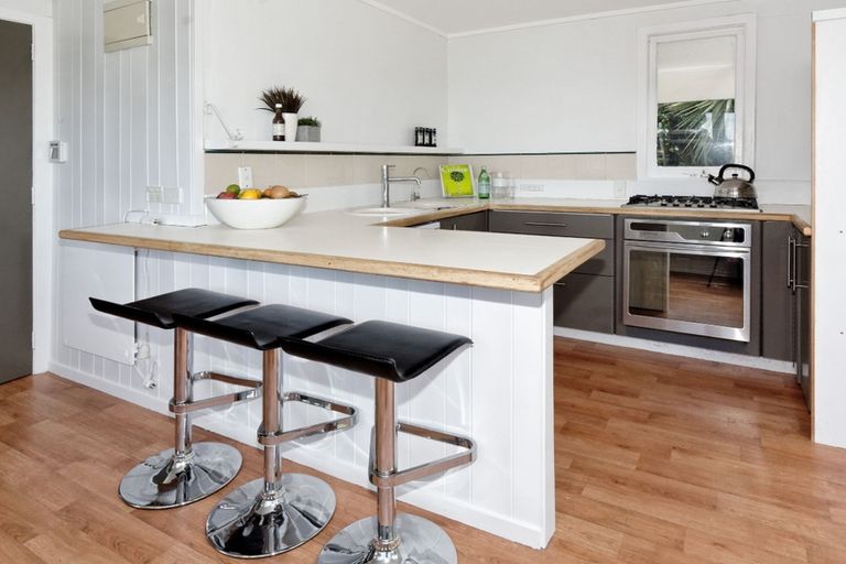 Photo of property in 27 Opou Road, Titirangi, Auckland, 0604