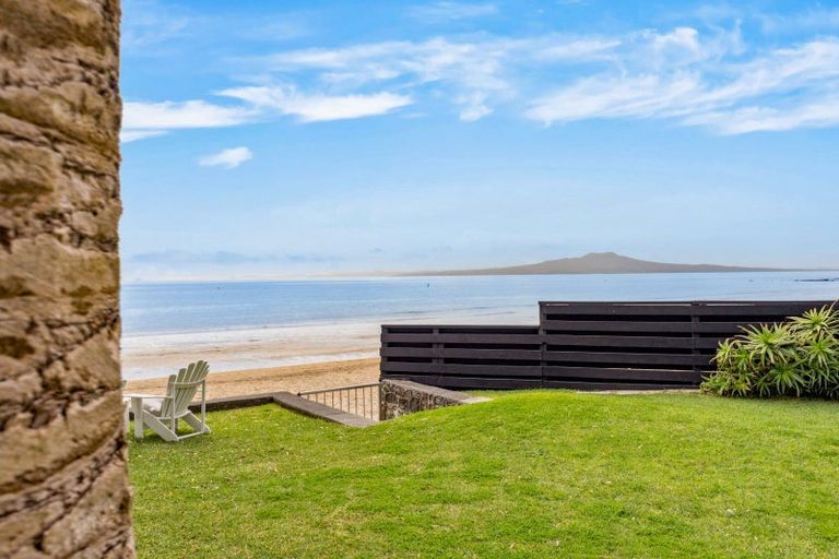 Photo of property in Seaview Apartments, 3/64 Milford Road, Milford, Auckland, 0620