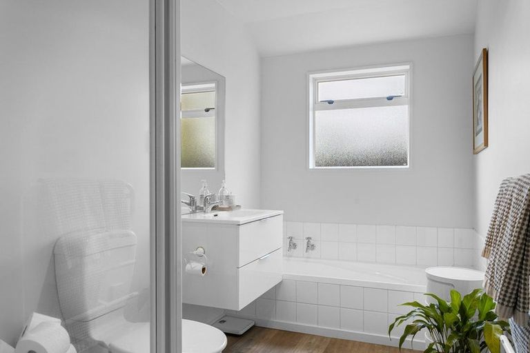 Photo of property in 4 Magnolia Lane, St Albans, Christchurch, 8052