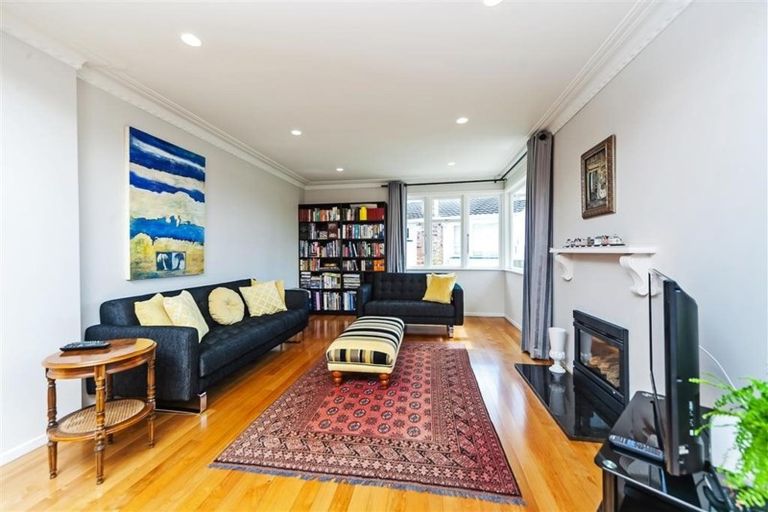 Photo of property in 6 Maunder Place, New Lynn, Auckland, 0600