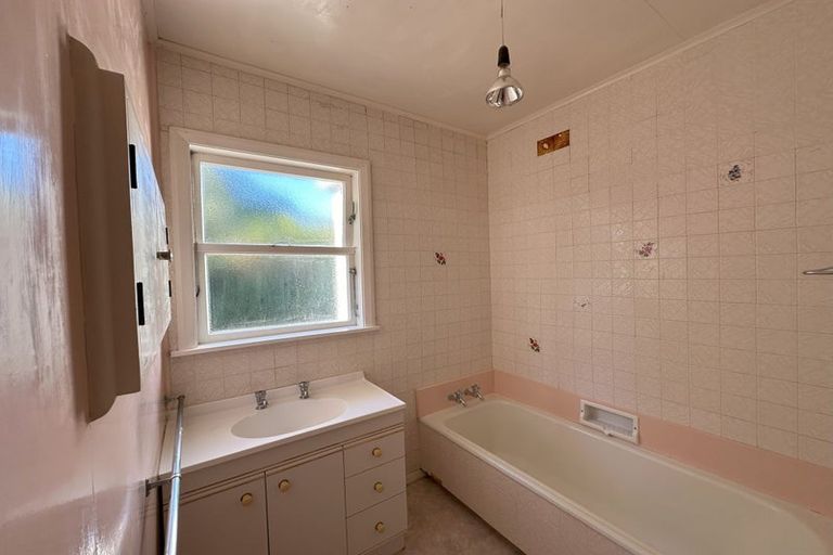 Photo of property in 202 Nevay Road, Karaka Bays, Wellington, 6022