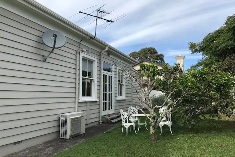 Photo of property in 7 Waterview Road, Stanley Point, Auckland, 0624