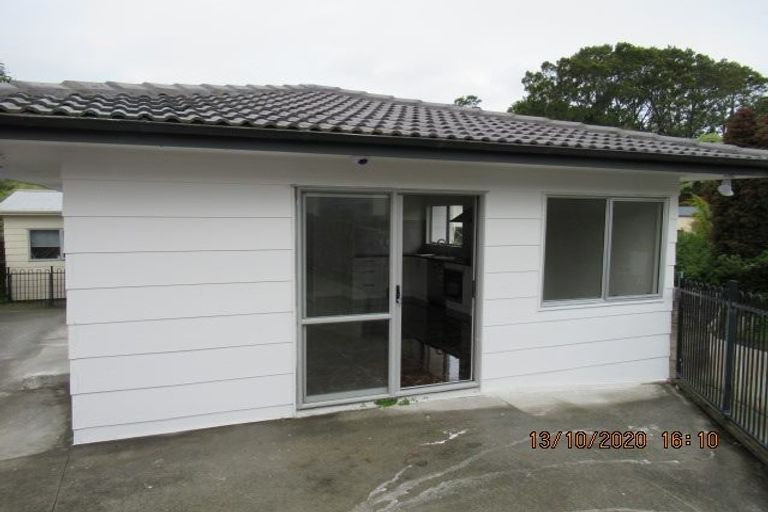 Photo of property in 15 Fernhaven Place, Massey, Auckland, 0614
