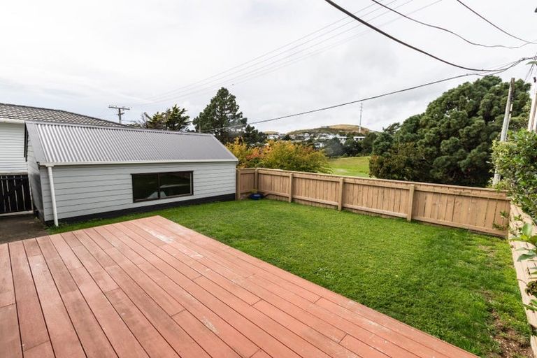 Photo of property in 9 Pinkerton Grove, Newlands, Wellington, 6037