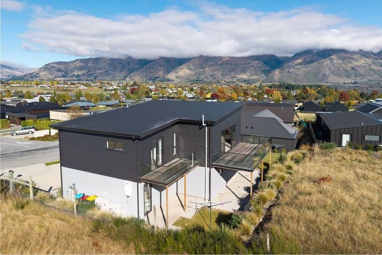 Photo of property in 60 Kirimoko Crescent, Wanaka, 9305