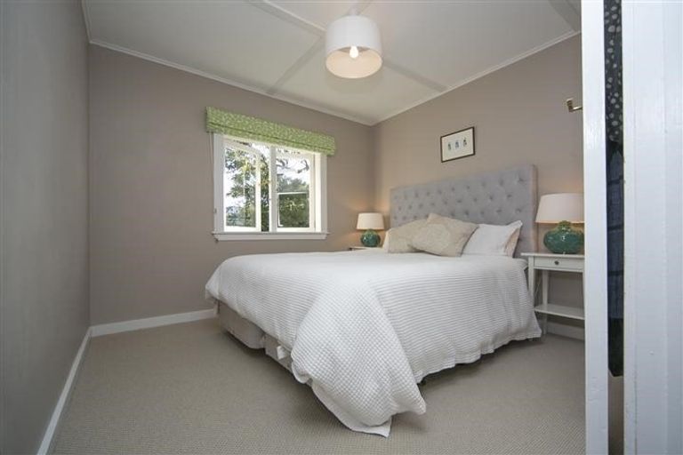 Photo of property in 4 Cleve Road, Green Bay, Auckland, 0604