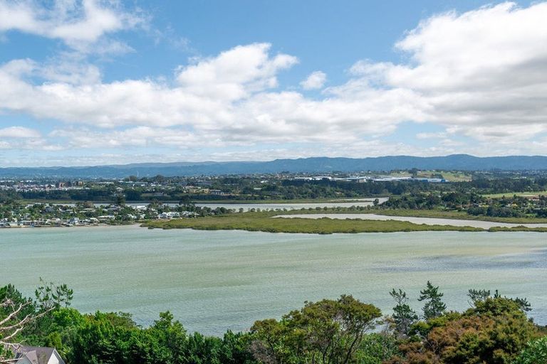 Photo of property in 5 Chatham Avenue, Paremoremo, Auckland, 0632