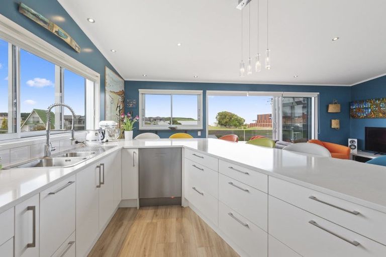 Photo of property in 18 Robbie Street, Foxton Beach, Foxton, 4815