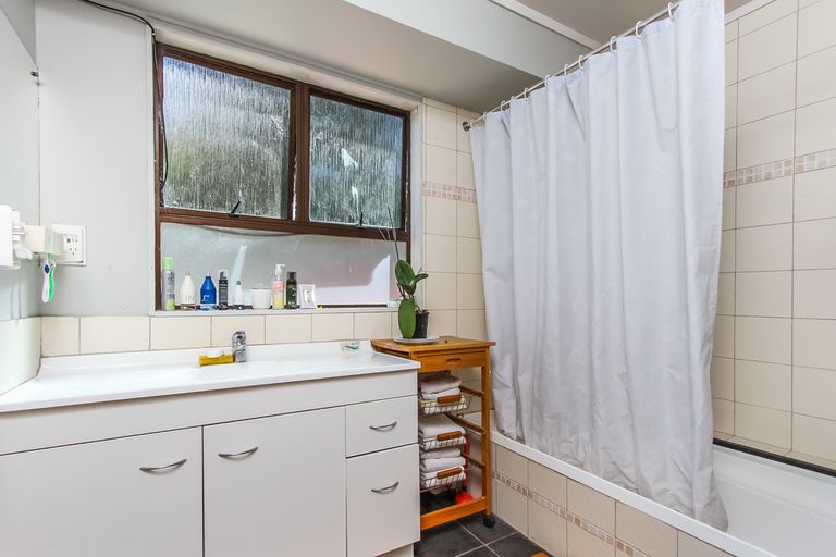 Photo of property in 92 Lincoln Park Avenue, Massey, Auckland, 0614