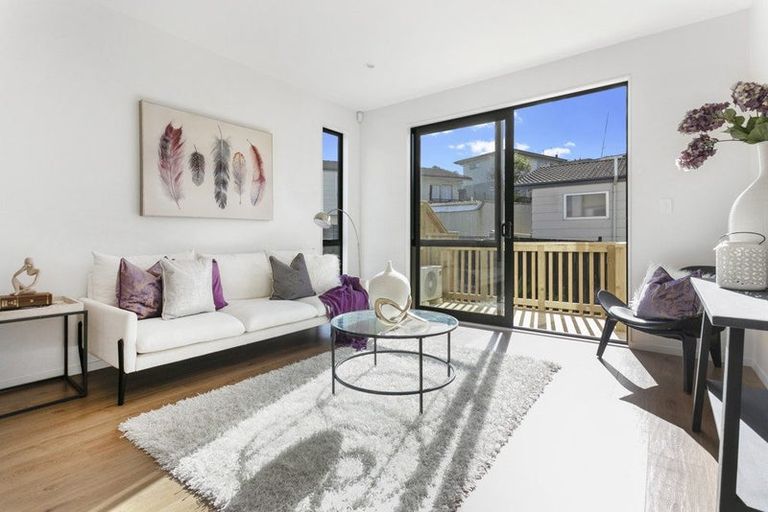 Photo of property in 1/7 Cedar Heights Avenue, Massey, Auckland, 0614