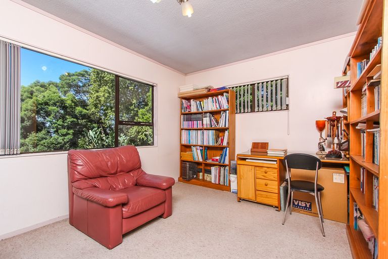 Photo of property in 92 Lincoln Park Avenue, Massey, Auckland, 0614