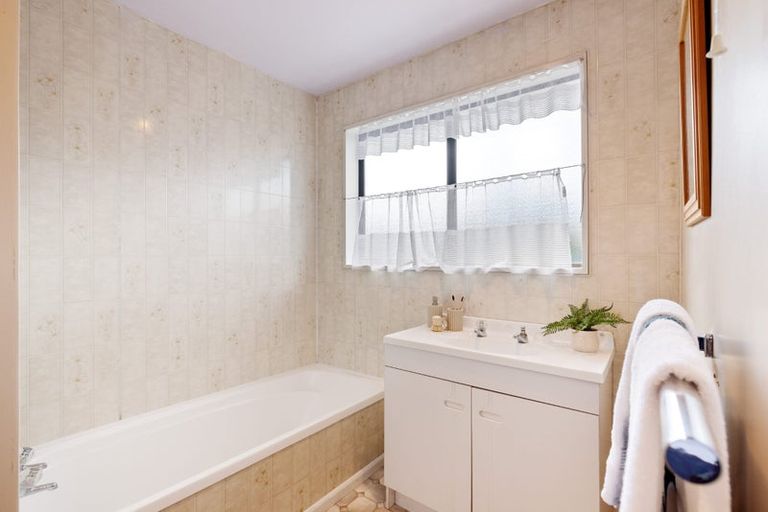 Photo of property in 121 Prestons Road, Redwood, Christchurch, 8051