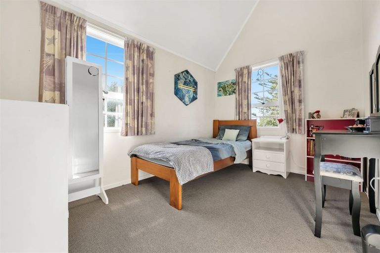 Photo of property in 1 Cascades Road, Pakuranga Heights, Auckland, 2010